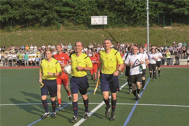 Einlauf der „Gladiatoren“ um die beiden Spielführer Holger Fach und Reinhard Hürter.