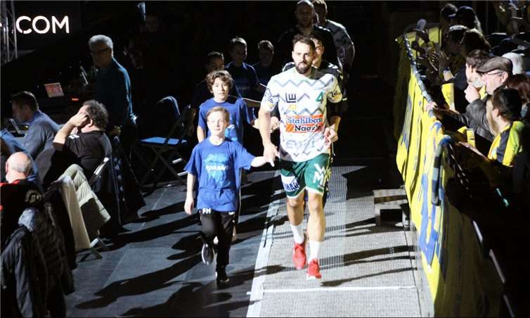 Einlaufen mit den Stars der Rhein-Neckar Löwen.