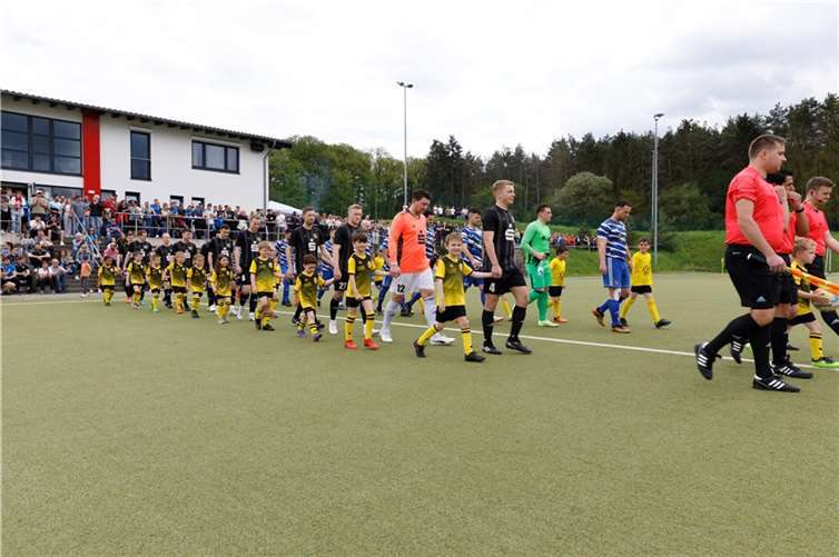 Einlaufen zum Saisonfinale: Die GSG traf am letzten Heimspieltag auf die SG Inter Sinzig und konnte durch einen klaren Sieg den Aufstieg in die Bezirksliga perfekt machen. Foto: Andreas Thun