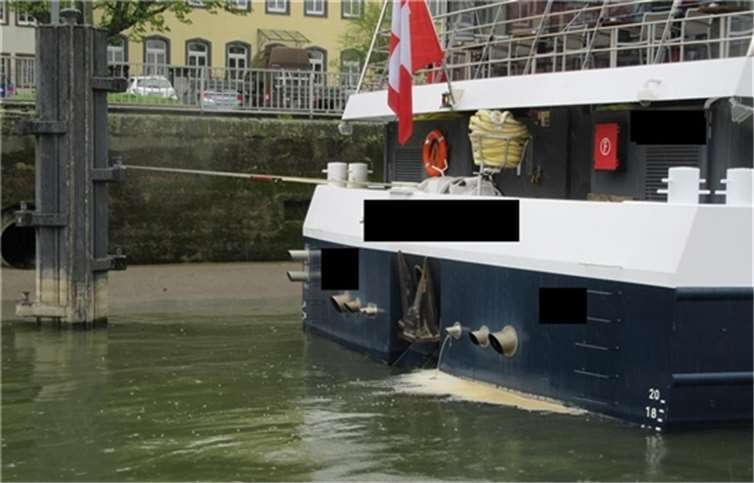 Einleitung von Schmutzwasser infolge eines technischen Defekts. Fotos: Wasserschutzpolizeiamt Rheinland-Pfalz