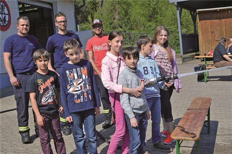 Einmal "Feuer" löschen - wie ein richtiger Feuerwehrmann!