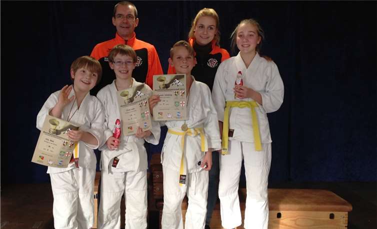 Einmal Meister und dreimal Vizemeister - tolles Ergebnis für die jungen Judoka des JC Maifeld bei der Bezirksmeisterschaft der U10/U12-Jugend in Urmitz (von links): Milo Brink, Oliver Wahl, Cyrano Schneising und Shana de Maijer mit den Trainern Wolfgang Röser und Ellen Röser.privat
