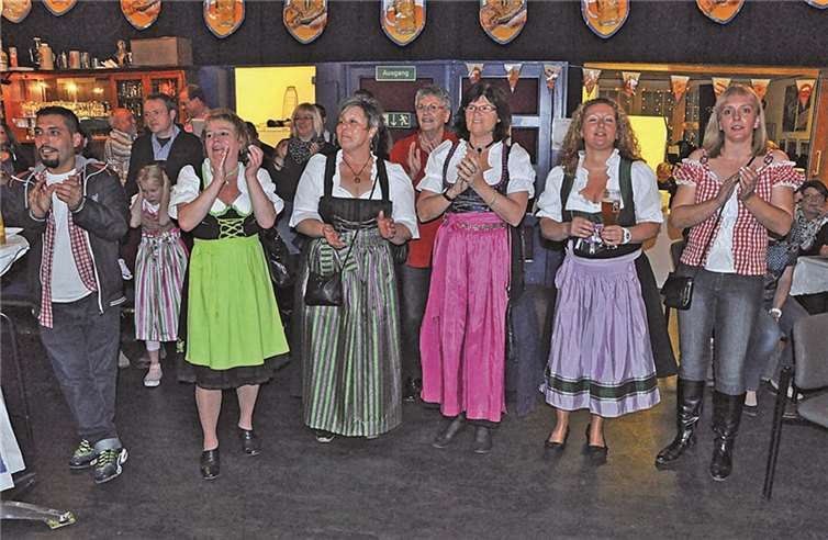 Einmal ganz anders zeigten sich die „Twirling-Sticks“ und Gäste beim bayerischen Fest der Jubilarinnen.AB