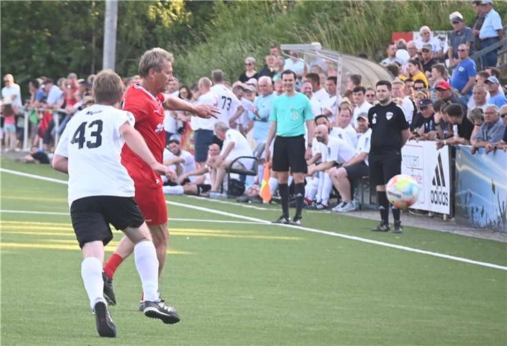Einmal gegen einen Weltmeister antreten: Christian Müller (Nummer 43) mit Guido Buchwald.