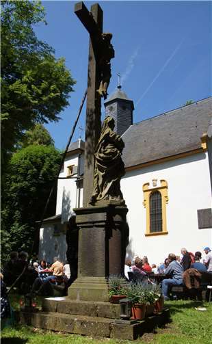 Einmal im Jahr herrscht buntes Treiben rund um die Marienkapelle. Viele Besucher wandern zum Vatertag auf den Karmelenberg. Foto: privat