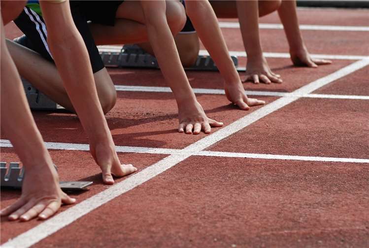 Einmal im Jahr wird bei den Bundesjugendspielen gelaufen, geworfen oder gesprungen und dabei um Urkunden gekämpft.  Foto: pixabay.com