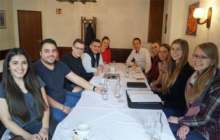 Einmal im Monat diskutieren die Jusos Mayen-Koblenz über aktuelle und gesellschaftsverändernde Themen an ihrem „PoliTisch“Foto: privat