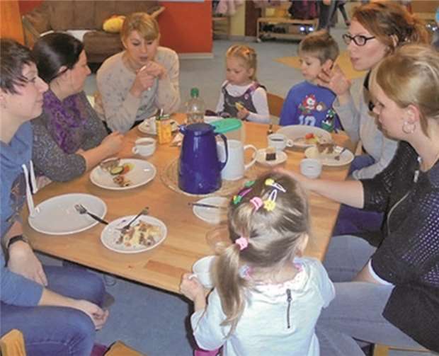 Einmal im Monat freitags treffen sich die Eltern der KiTa, um gemütlich zusammen zu frühstücken und sich auszutauschen. privat