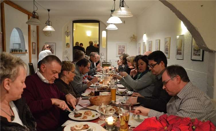 Einmal im Monat, so wie hier beim Dezembertreffen, versammelt sich die Gruppe zum Erfahrungsaustausch.privat