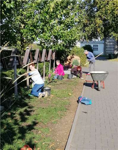 Einmal im Monat versammelt sich die ehrenamtliche Gruppe rund um Petra Schmitz, um die Kriegsgräber in Rheinbrohl zu pflegen.  Fotos: privat