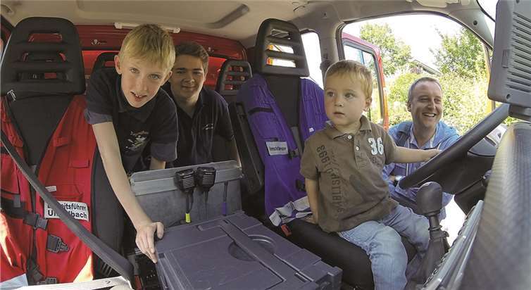 Einmal in einem Feuerwehrfahrzeug Platz nehmen - beim Aktionstag in Unkelbach konnten sich die Kinder diesen Wunsch erfüllen. AB