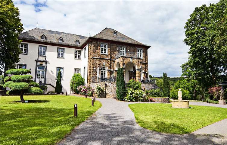 Einmal in einem Schloss zu übernachten und sich als Schlossherr zu fühlen muss kein Traum bleiben. Umgeben von historischem Gemäuer den Tag ausklingen zu lassen und im modern-hellem Interieur eine traumhafte Nacht zu erleben, ist direkt vor der Haustür im Schloss Burgbrohl möglich. Fotos: privat