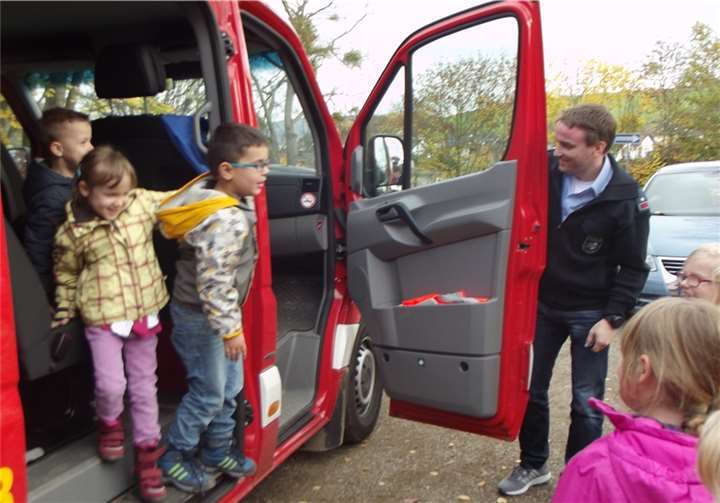 Einmal in einem richtigen Feuerwehrauto sitzen, davon träumen viele Kinder ... für die Kids aus St. Viktor wurde es Wirklichkeit. privat