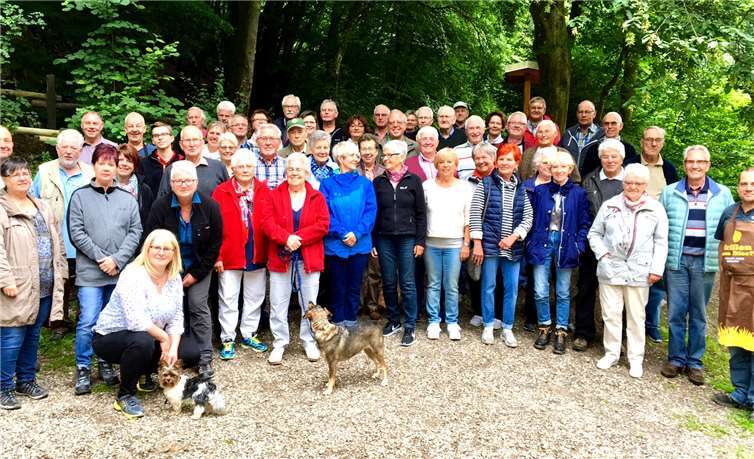 Einmal mehr konnten die Teilnehmer an der Wanderung beim alljährlichen Familien-Wandertag feststellen, wie schön sich die Heimat präsentiert. Zehn Kilometer auf dem Rundweg um Oberbieber mussten absolviert werden, ehe Wanderführer Hans Hartenfels die fitten Mitstreiter an der Eintrachthütte mit den restlichen Vereinsmitgliedern vereinte. Hier wurden alle von Markus Mengert und Thomas Meurer kulinarisch verwöhnt und genossen auch hier die Idylle in den heimischen Wäldern.Hans Hartenfels