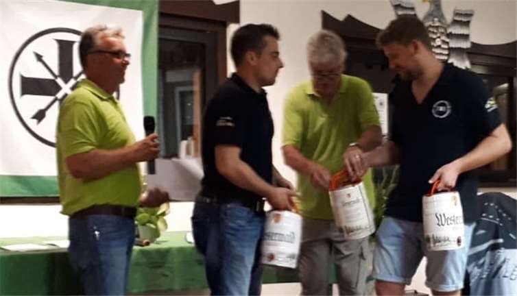 Einmal mehr zeigte sich der Junggesellenclub aus Waldbreitbach beim Schützenfest 2018 treffsicher. Dafür erhielten Timo Rams (2.v.l.) und Jochen Zöller (r.) stellvertretend für die Organisatoren des Großfeuerwerks „Wied in Flammen“ und der Kirmes den verdienten goldgelben Lohn in „Pittermännchen“ von Ehrenbrudermeister Justus Reiprich und dem 1. Brudermeister Thomas Over (l.). Foto: privat