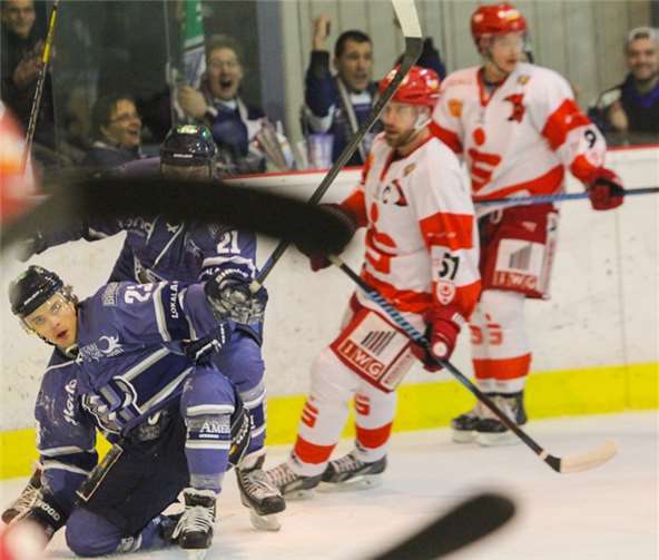 Einmal noch jubeln in der Oberliga Mitte-Endrunde wollen die Neuwieder Bären um US-Stürmer Josh Myers.fischkoppMedien