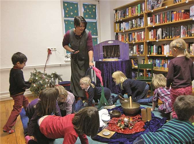 Einmal rund ums Zwergennest: Märchenfee Gudrun Blum vermag ihr kleines Publikum zu fesseln. privat