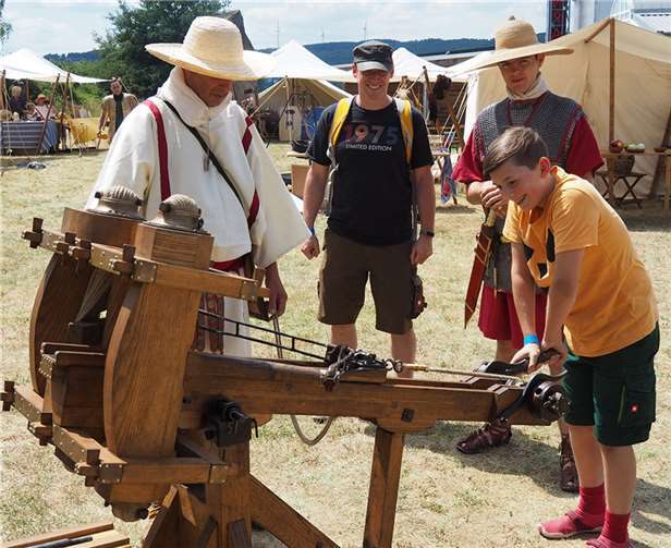 Einmal schießen – das konnten auch die jungen Besucher.