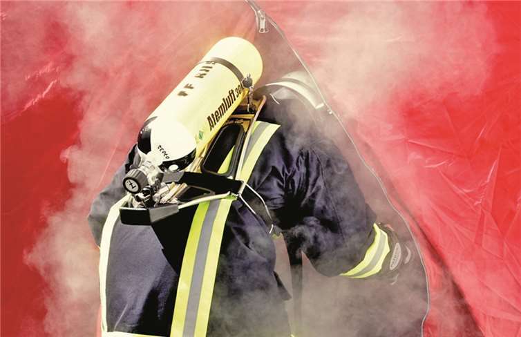 Einmal selbst Feuerwehrmann spielen und einen Brand bekämpfen konnten Besucher am Tag der offenen Tür bei der Rheinbacher Feuerwehr.