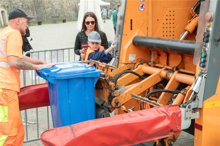 Einmal selbst den Knopf vom Müllwagen drücken dürfen