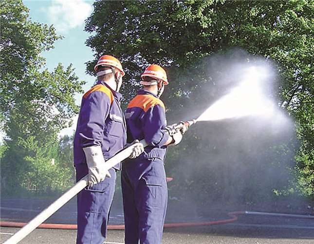 Einmal selbst wie ein richtiger Feuerwehrmann löschen: Bei den „Lämeje Kids“ kann das jeder erleben.privat