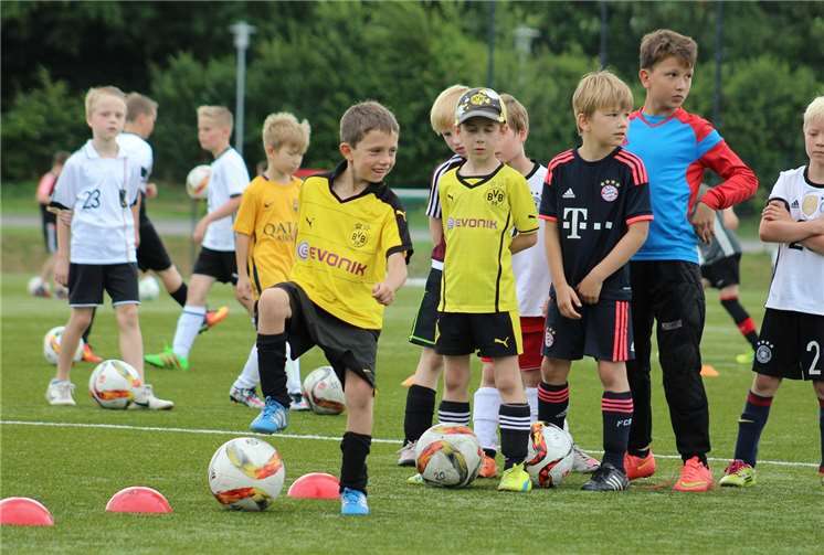 Einmal trainieren wie die Profis! Diese Möglichkeit hat man beim Fußballcamp des SV Rot-Weiß Merl in den Osterferien. privat