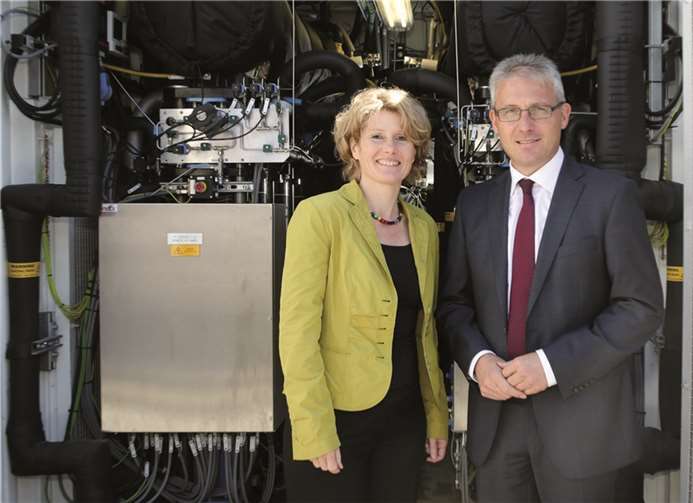 Einmalig in Deutschland: „Strom zu Gas-Demonstrationsanlage“ wandelt Strom in Wasserstoff um und speichert diesen im Erdgasverteilnetz. Eveline Lemke, rheinland-pfälzische Wirtschaftsministerin, und Josef Rönz, Vorsitzender der EVM-Geschäftsführung, überzeugen sich am Kernstück der Anlage von der Technik, dem Elektrolyseur.Quelle: www.szg-energiespeicher.de