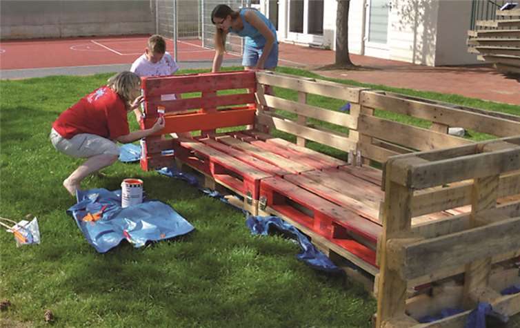 Einmalpaletten verwandelten sich in eine schicke Lounge. privat