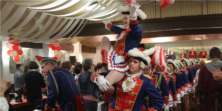 Einmarsch: Hinter diesem Begriff verbirgt sich eine Karawane von rund 100 Mitgliedern, hier die Blau-Roten Funken.