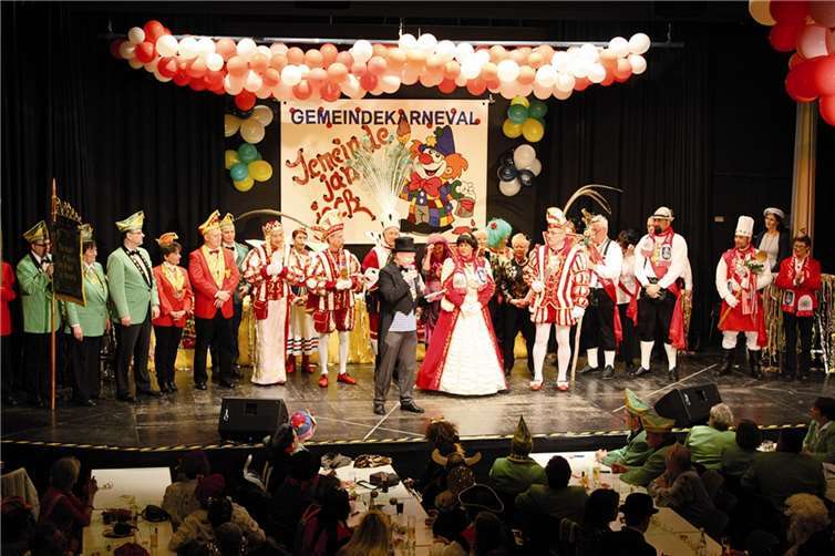 Einmarsch der Bürgermeister, des Elferrates, des Prinzenpaares und des Dreigestirns. Fotos: Gemeinde Wachtberg