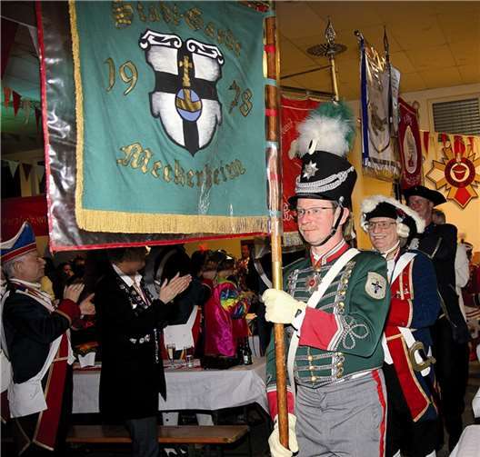 Einmarsch der Fahnenträger, u.a. Stadtgarde, des Stadtsoldaten-Corps, der KG Merl und des 1. LKC Lüftelberg zur Eröffnung der Stattsitzung in der Schützenhalle.