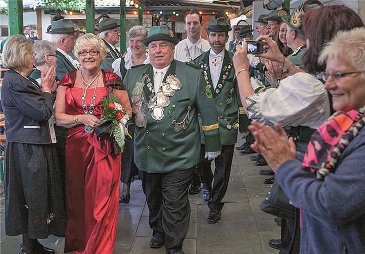 Einmarsch in die Schützenhalle: Das Wormersdorfer Schützenkönigspaar Hans-Josef und Hildegard Trimborn zog, begleitet von Brudermeister Rainer Noll, Jungschützenprinz Hendrik Beer und Schützenliesel Marianne Mertens, zum Königsball ins Schützenhaus ein.