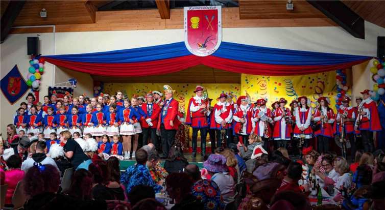 Einmarsch zum Auftakt der Prunksitzung in der Brohltalhalle Oberzissen.  Fotos: Christian Ebert