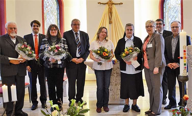 Einrichtungs- und Hausleitung lobten im Rahmen eines Gottesdienstes die Ehrenamtlichen. V.l.: Josef Theisen, Matthias Warmuth (Kaufm. Direktor), Mechthild Scholz, Günter Mosen (Geschäftsführer), Gisela Staufenbiel, Schwester Martina, Sabine Schwab (Heimleiterin), Frank Mertes (Hausoberer) und Werner Mayer (Kaufm. Direktor). Privat