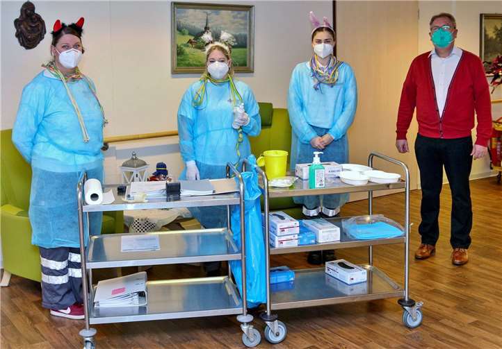 Einrichtungsleiter Alfons Busch ist voll des Lobes und sehr glücklich über die Organisation und das ehrenamtliche Engagement der Rotkreuzler, Ärzte und Apotheker im gemeinsamen mobilen Impfteam. Dieses Engagement bringt mittelfristig die Normalität ein Stückchen näher.