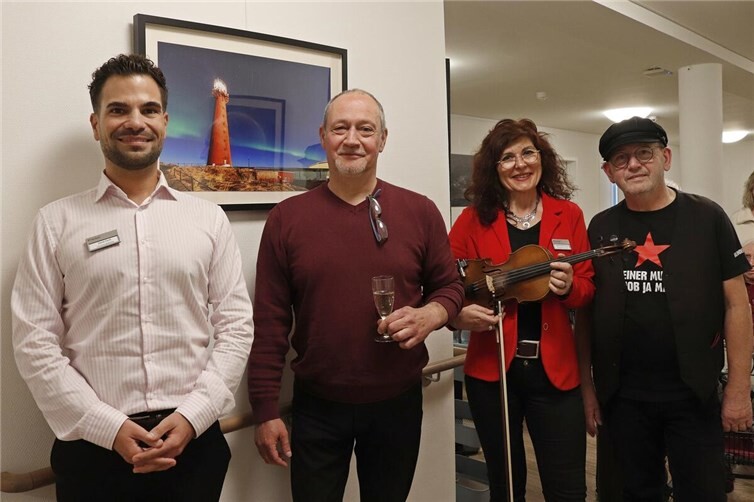 Einrichtungsleiter Deniz Cevik, Künstler Mikele Voss, Quartiersmanagerin Angela Schmit-Buchholz und Franz Schmitz vor einem Lieblingsfoto des Künstlers. 