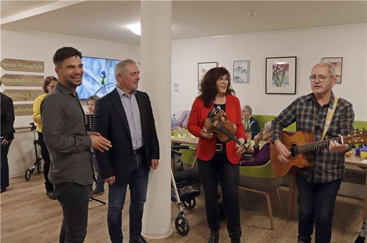 Einrichtungsleiter Deniz Cevik (links) begrüßte Angela Schmitz-Buchholz und Franz Schmitz, die als das Folkduo „Orange Moon“ zur Vernissage gekonnt aufspielten. Sowie den Selterser Stadtbürgermeister Rolf Jung (2. von links).