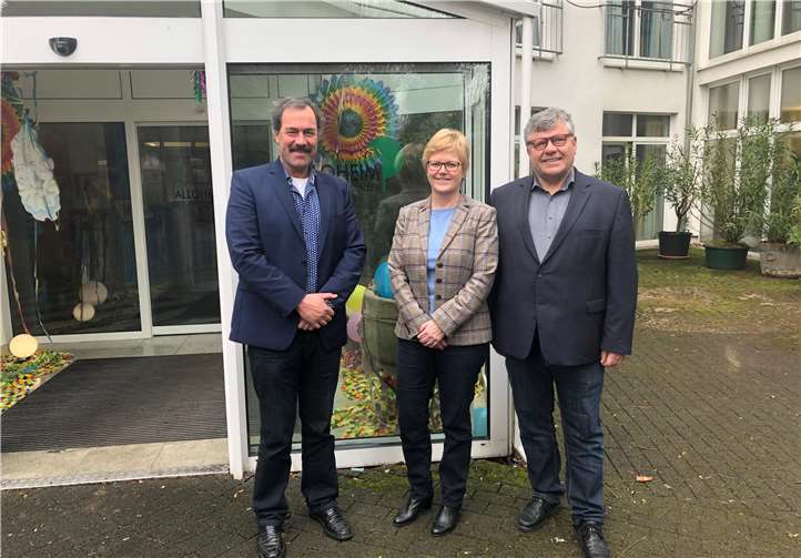 Einrichtungsleiter Hans-Joachim Laubenthal, Sozialamtsleiterin Agnes Ulrich und 1. Kreisbeigeordneter Michael Mahlert (v. li.).Foto: privat