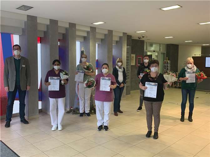 Einrichtungsleiter Hans-Peter Mayer und Pflegedienstleiterin Ulla Schlöffel überreichten zusammen mit einem Blumenstrauß die Zertifikate an die neuen Hygienebeauftragten. V. l. n. r.: Hans-Peter Mayer, Pflegefachkraft Avila Rajamanikkam, Pflegefachkraft Kathrin Hoffmann, Krankenpflegehehelferin Sabrina Pullera, Ulla Schlöffel, Pflegefachkraft Nico May, Stefanie Back (Beschäftigungstherapie), Pflegefachkraft Simone Müller.Foto: privat