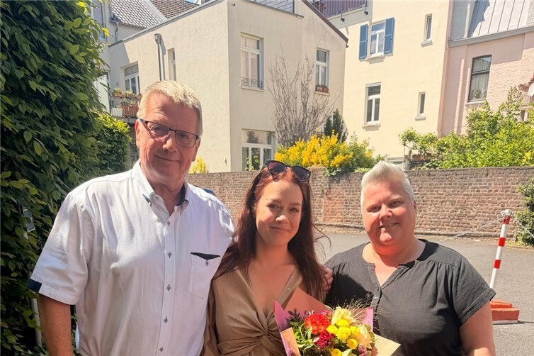 Einrichtungsleiter Herr Guido Gering (links) und Pflegedienstleitung Frau Brigitte Zimmer (rechts) überreichen Blumenstrauß an die neue Praxisanleiterin Frau Aylin Müller (mitte)