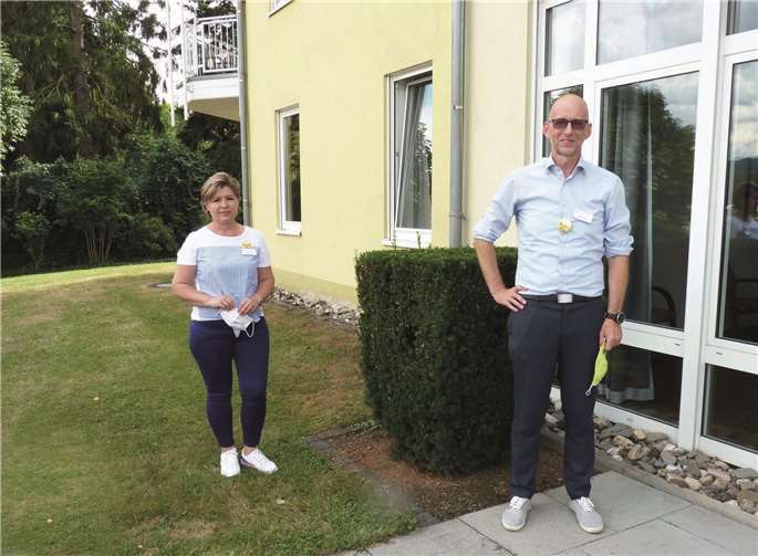 Einrichtungsleiter Jörg Warnke und Praxisanleiterin Nina Schletz nehmen den gesamtgesellschaftlichen Auftrag, für kompetenten Nachwuchs im Pflegebereich zu sorgen, sehr ernst. Foto: FRE