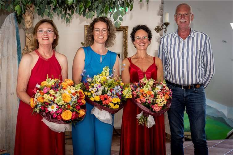 Einrichtungsleiter Klaus Vitten bedankte sich bei dem Tschida-Trio, Alexandra Tschida, Petra Schwarzkopf und Ilse Kösling (v.r.n.l.) für den gelungenen Nachmittag.  Foto: privat