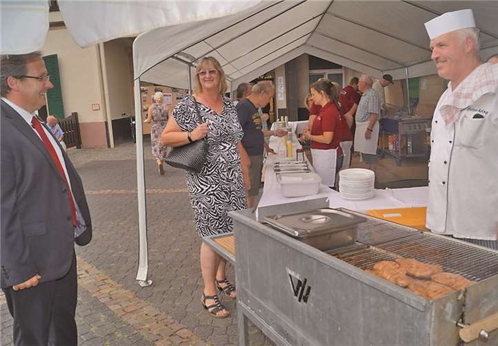 .Einrichtungsleiter M. Puhl überzeugte sich mittags, dass Grillgerichte und Pommes in ausreichender Menge vorhanden waren.