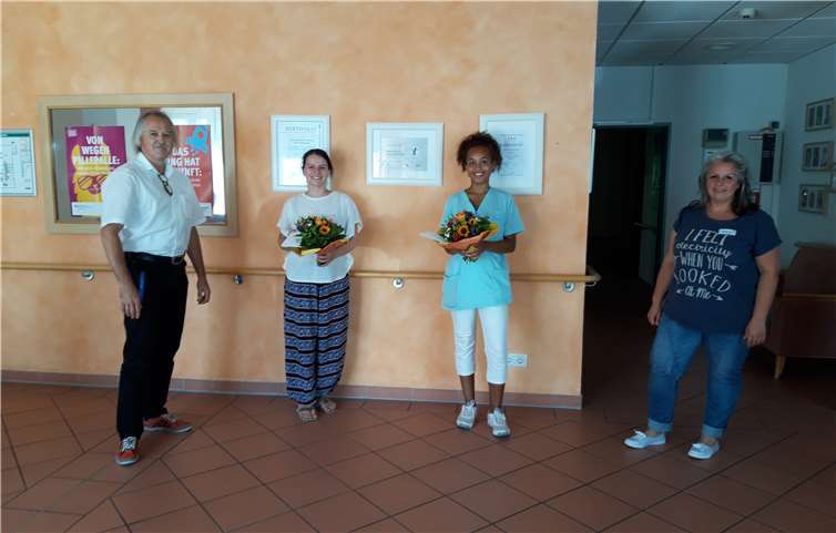 Einrichtungsleiter Michael Lobb, die neuen Pflegefachkräfte Eva Marie Scherf und Sarah Schneeweis und Pflegedienstleiterin Daniela Stang bei der Gratulation mit einem Blumenstrauß (von links). Foto: privat