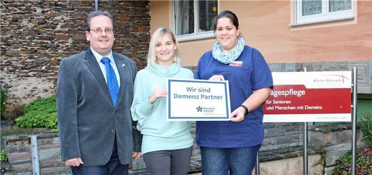 Einrichtungsleiter Michael Puhl, Pflegedienstleitung Andrea Laux und Mitarbeiterin Rita Zirbes freuen sich über die Teilnahme an der Initiative „Demenz-Partner“.privat