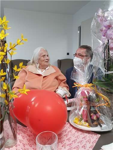 Einrichtungsleiter Sven Lefkowitz gratuliert Brigitte Raddatz zum 100. Geburtstag. Foto: Seniorenresidenz Bellini