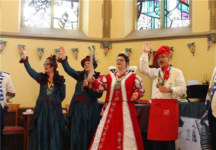 Einrichtungsleiter Sven Lefkowitz mit Prinzessin Yvonne I vom Rennenberger Tal, Luzie Adams und Alice Klein von den Linzer Möhnen. privat