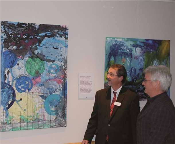 Einrichtungsleiter Sven Lefkowitz und Künstler Friedhelm Kurtenbach im Gespräch über ein Gemälde.privat