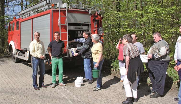 Einrichtungsleiter Thomas Zenner (l.) bedankt sich bei Uwe Schaaf, Leiter des städtischen Bauhofs (2.v.l.), für die schnelle Hilfe. Caritas Werkstätten, Cochem