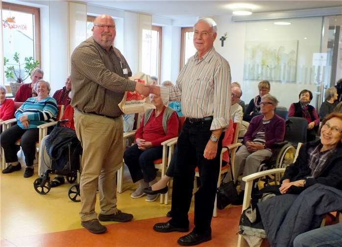 Einrichtungsleiter Volker Schröter dankt Dr. Richard Ritz (re.) für den gelungenen Vortrag im Altenzentrum St. Johannes. Altenzentrum St. Johannes, Mayen